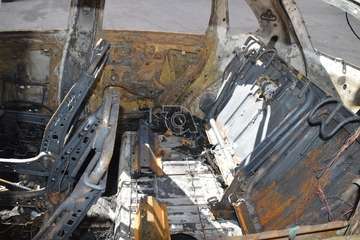 Imágenes de algunos de los vehículos afectados por los incendios en el parquin de Arnao y solar de Punto Fielato/TA.